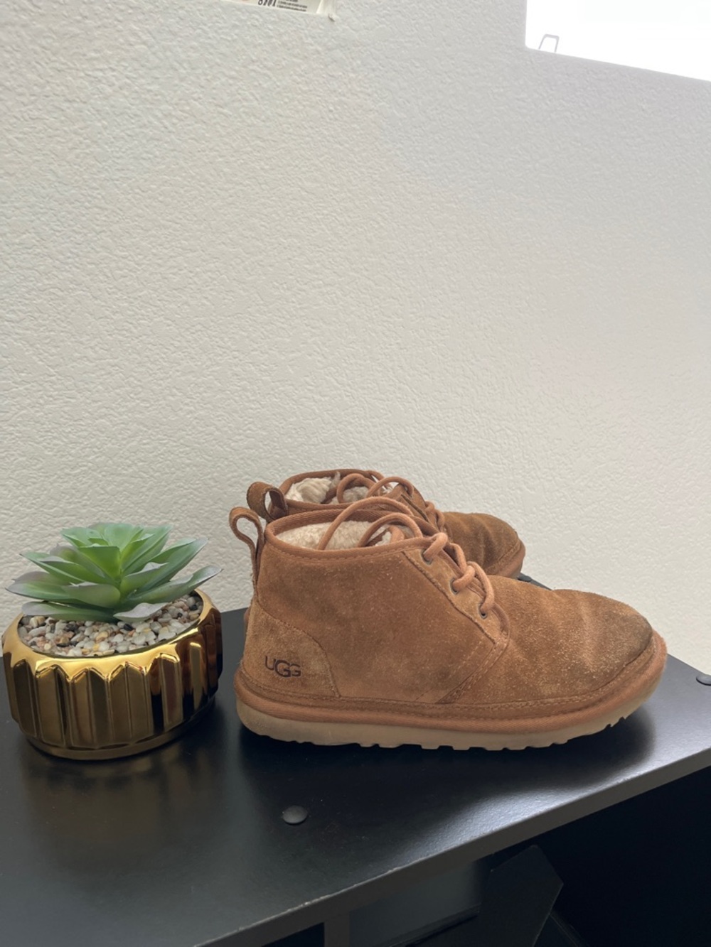 UGG Womens Chestnut Suede Lace-Up Chukka Boots
Size 8 
Color chestnut 
Used